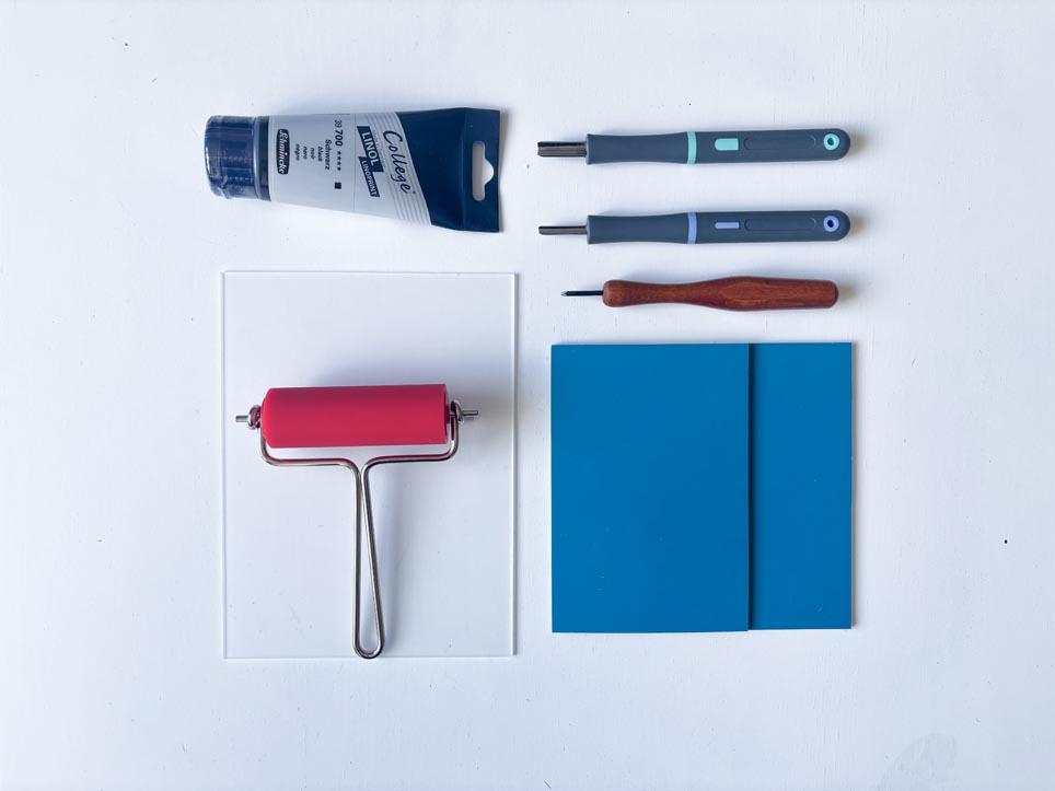 Kit de matériel indispensable pour débuter en linogravure : plaque de linoléum naturel, encre à l'eau, rouleau encreur et manche avec gouges interchangeables.