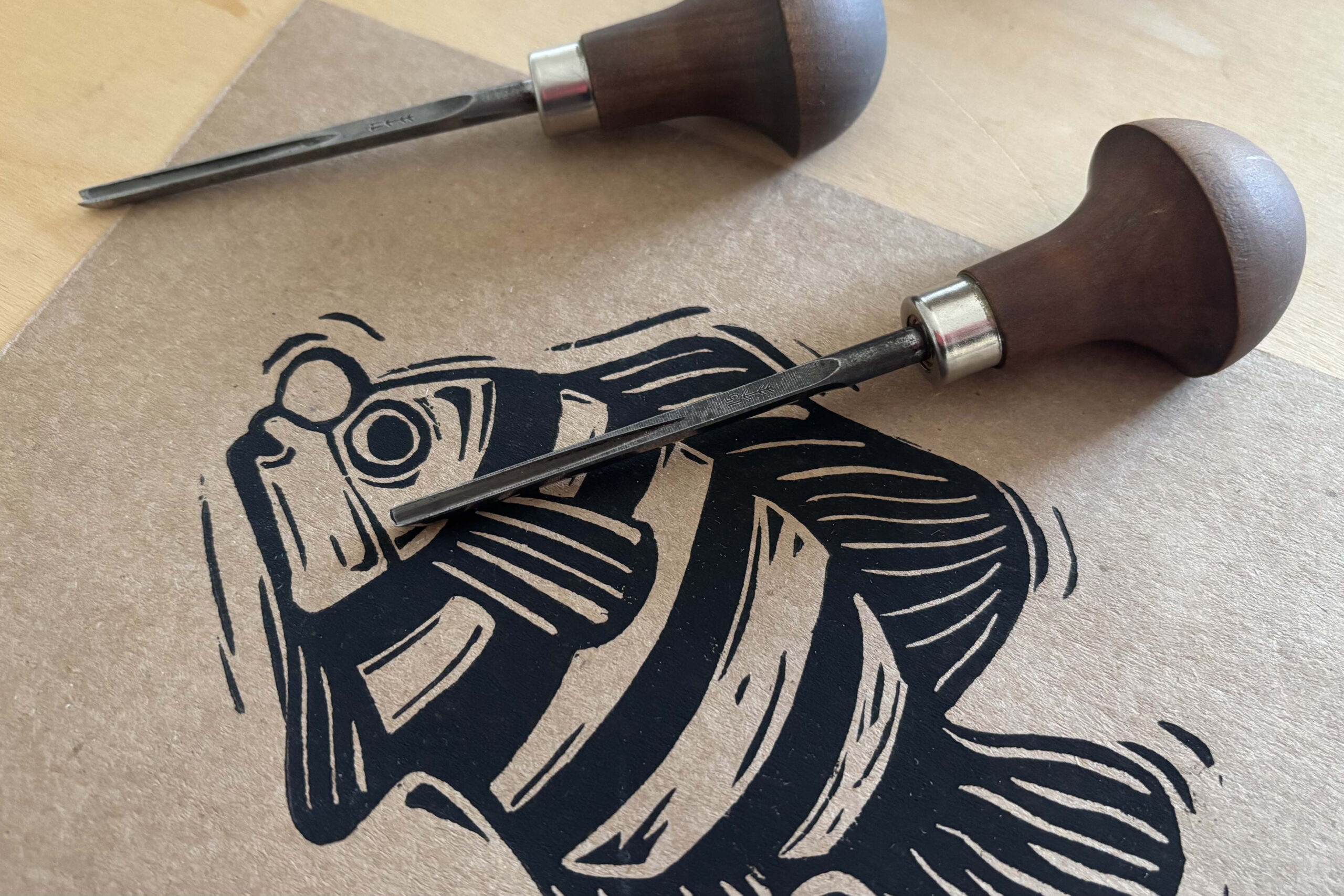 Encre linogravure bave et fait des patés : analyse des defauts d'impression et ajustement du rouleau encreur sur une plaque d'encrage en verre.