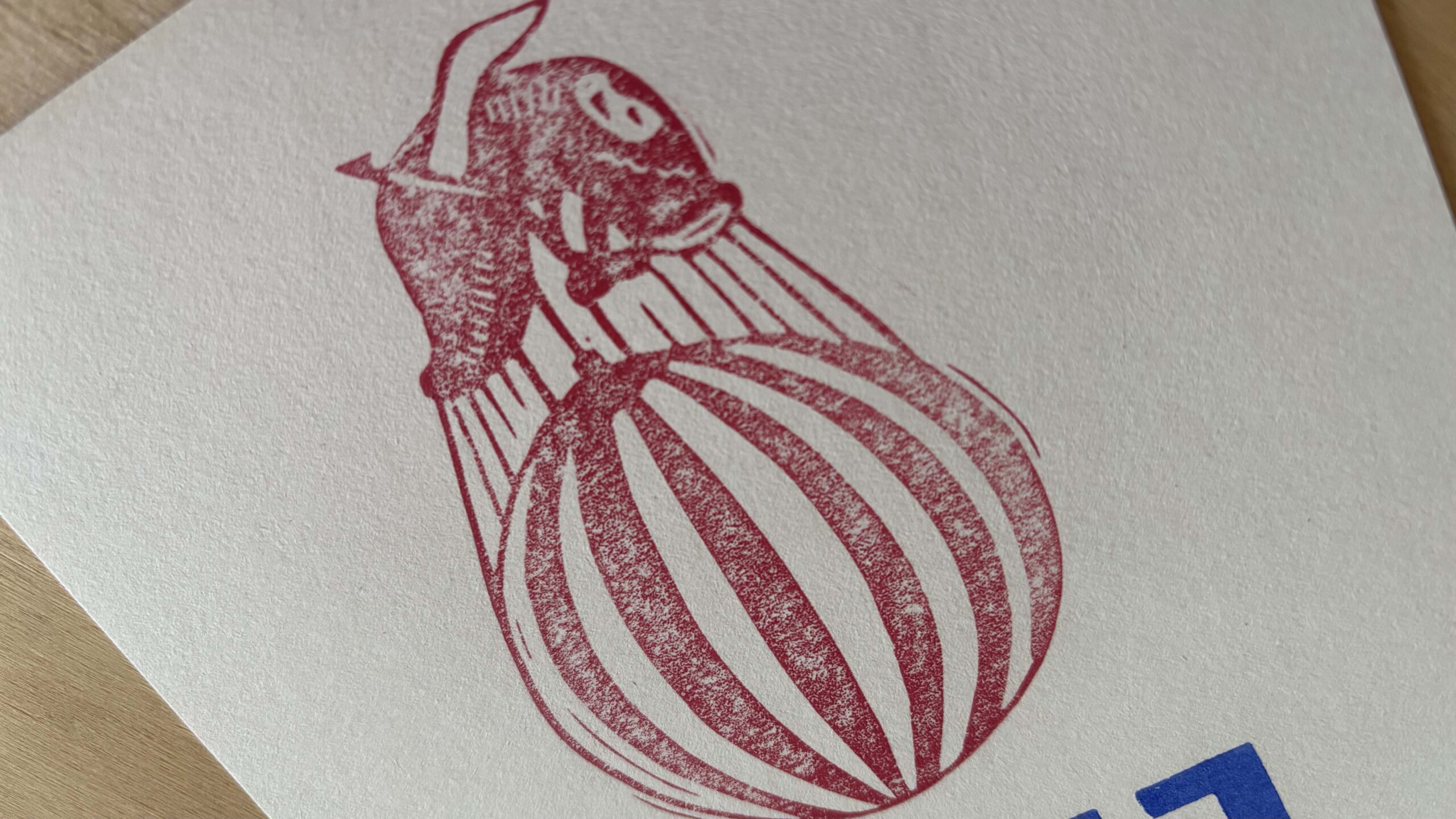 Tirage de linogravure incomplet montrant des blancs et un manque d'encre sur le papier à cause d'un pressage insuffisant.