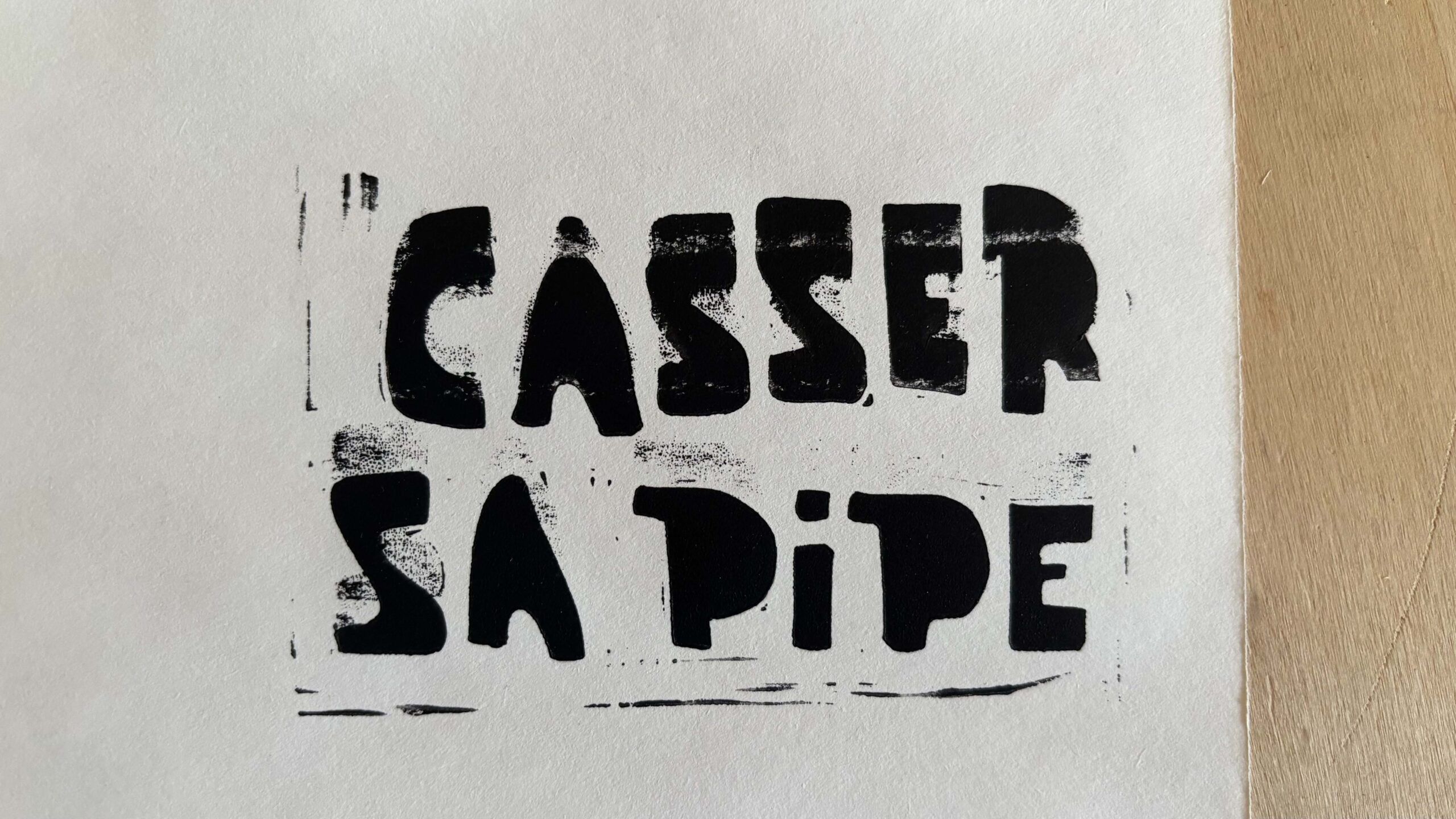 Astuce de linogravure : scotcher sa feuille de papier sur la table avec du ruban de masquage pour éviter les décalages à l'impression.